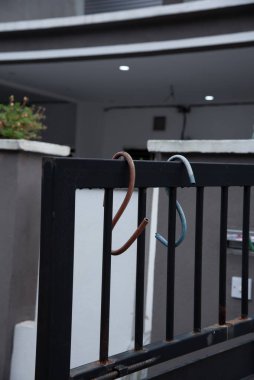 Plastik kaplı metal kancalar.