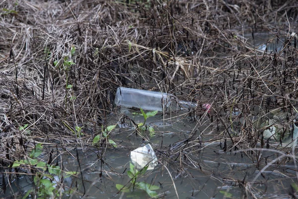 Disposed Glass Bottle Floating Dirty Water Surface — Stock Photo, Image