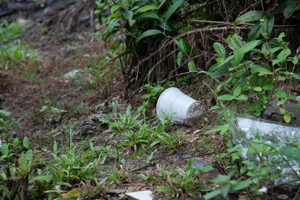 一次性白色塑料杯倒在地上 — 图库照片