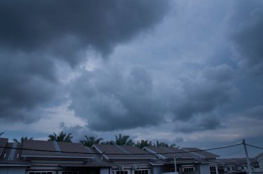 Yerleşim yerlerinin üzerinde karanlık bulutlu gökyüzü
