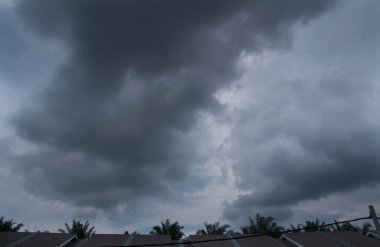 Yerleşim yerlerinin üzerinde karanlık bulutlu gökyüzü