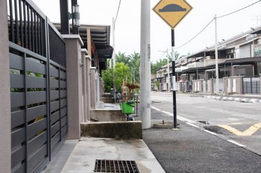 yeşil plastik kova istenmeyen ev temizlik malzemesi cadde kenarında.