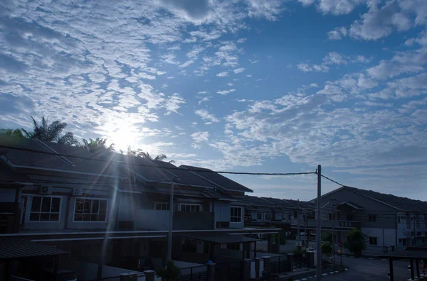 Menetapkan Matahari Malam Sekitar Rumah Rumah Perumahan — Stok Foto