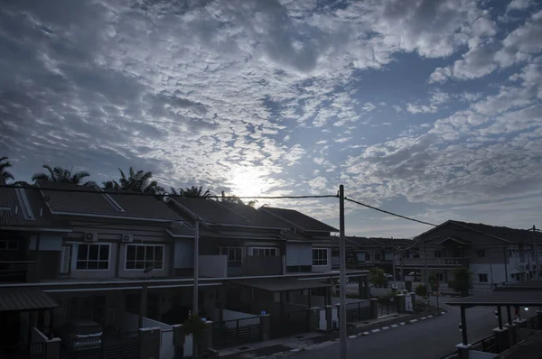 Menetapkan Matahari Malam Sekitar Rumah Rumah Perumahan — Stok Foto