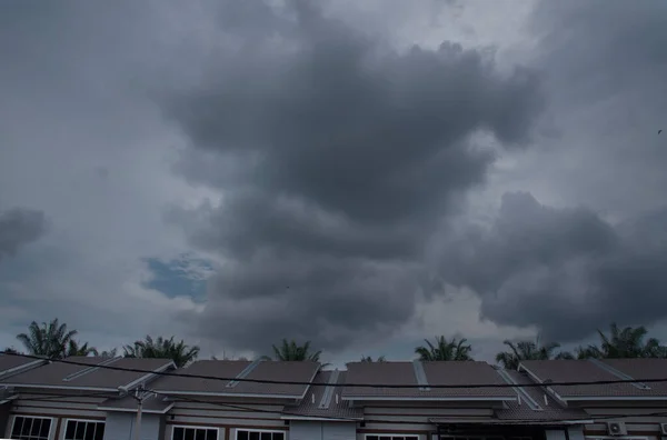 Dunkler Bewölkter Himmel Über Den Wohnhäusern — Stockfoto