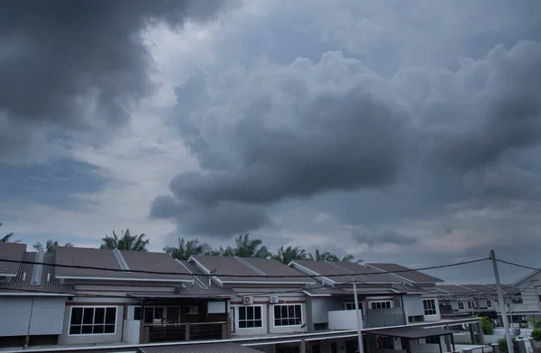 Céu Escuro Nublado Sobre Casas Residenciais — Fotografia de Stock