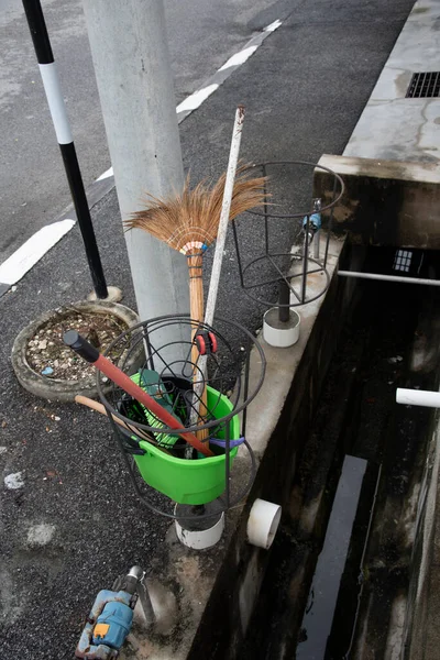 Groene Plastic Emmer Van Ongewenste Huishoudelijke Schoonmaak Objecten Door Straat — Stockfoto