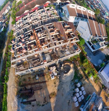 Yapım aşamasında olan bir binanın tepesinden aşağıya doğru hava manzarası. 