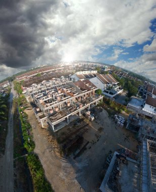 Yapım aşamasında olan bir binanın tepesinden aşağıya doğru hava manzarası. 