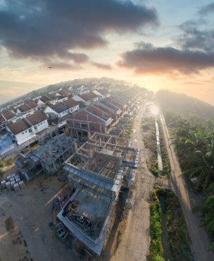 Yapım aşamasında olan bir binanın tepesinden aşağıya doğru hava manzarası. 