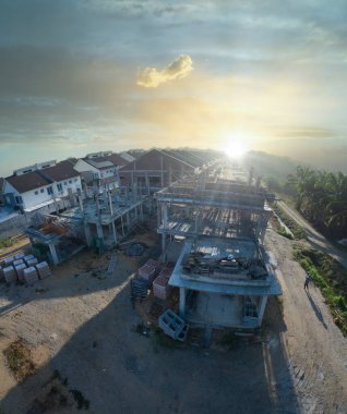 Yapım aşamasında olan bir binanın tepesinden aşağıya doğru hava manzarası. 