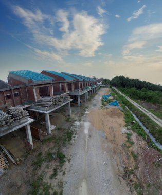 Yapım aşamasında olan bir binanın tepesinden aşağıya doğru hava manzarası. 