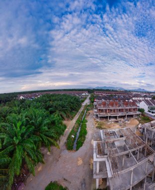 Yapım aşamasında olan bir binanın tepesinden aşağıya doğru hava manzarası. 