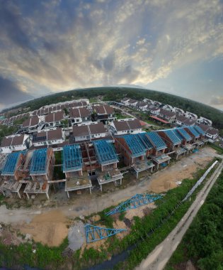 Yapım aşamasında olan bir binanın tepesinden aşağıya doğru hava manzarası. 