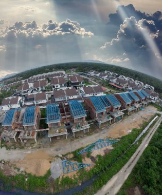 Yapım aşamasında olan bir binanın tepesinden aşağıya doğru hava manzarası. 