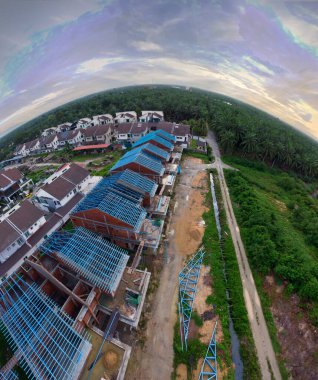 Yapım aşamasında olan bir binanın tepesinden aşağıya doğru hava manzarası. 