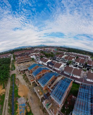 Yapım aşamasında olan bir binanın tepesinden aşağıya doğru hava manzarası. 