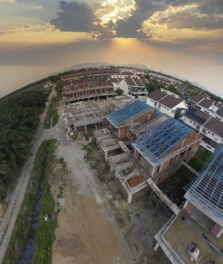 Yapım aşamasında olan bir binanın tepesinden aşağıya doğru hava manzarası. 