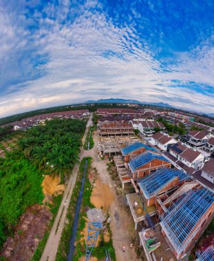 Yapım aşamasında olan bir binanın tepesinden aşağıya doğru hava manzarası. 