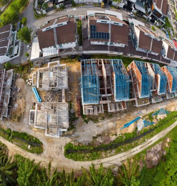 Yapım aşamasında olan bir binanın tepesinden aşağıya doğru hava manzarası. 