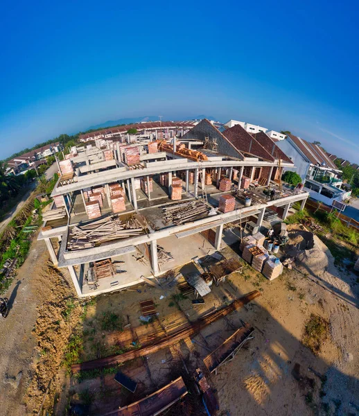 Yapım aşamasında olan bir binanın tepesinden aşağıya doğru hava manzarası. 