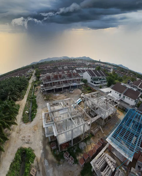 Yapım aşamasında olan bir binanın tepesinden aşağıya doğru hava manzarası. 