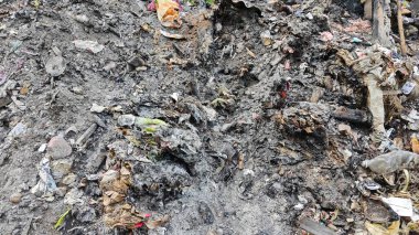 Çöp konteynırı yüzeyinde yanmış kül dokusu üst görünümü