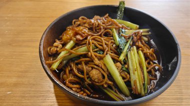 Bir tabak dolusu sebzeli kızarmış sarı erişte..