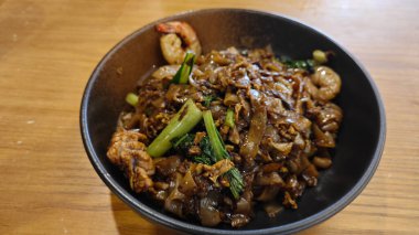 Yukarıdan bir tabak kızarmış kiraz. Tamam, Prawan ve yumurtalı çay..