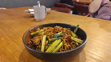 Bir tabak dolusu sebzeli kızarmış sarı erişte..