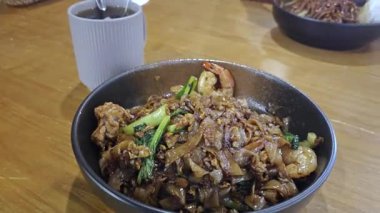 Yukarıdan bir tabak kızarmış kiraz. Tamam, Prawan ve yumurtalı çay.. 