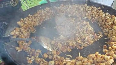 Pirinç keki turşulu turp turşusu büyük tavada char kuey teow.