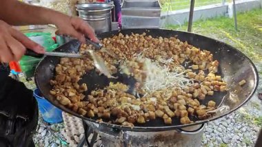 Pirinç keki turşulu turp turşusu büyük tavada char kuey teow.