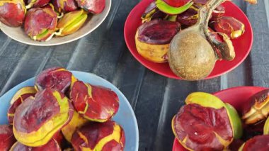 Bir tabak soyulmuş pauciflorum çekirdeği sebzesi..