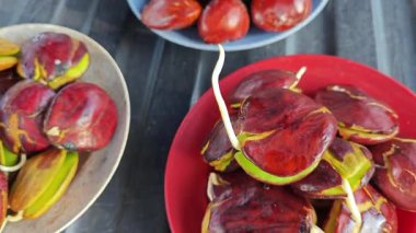 Bir tabak soyulmuş pauciflorum çekirdeği sebzesi..