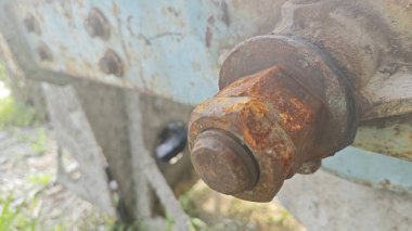 Eski yağlı, paslı çark, şanzıman, bozuk beton karıştırıcı makine parçaları..