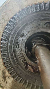 Eski yağlı, paslı çark, şanzıman, bozuk beton karıştırıcı makine parçaları..