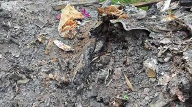 Çöp konteynırı yüzeyinde yanmış kül dokusu üst görünümü 