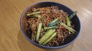 Bir tabak dolusu sebzeli kızarmış sarı erişte..