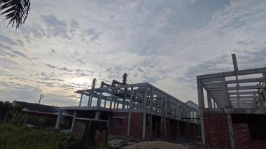 Sabahın erken saatlerine doğru çiftlikten bakarken gökyüzü konut alanından üstündür..  