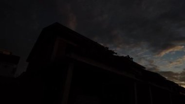 Sabahın erken saatlerine doğru çiftlikten bakarken gökyüzü konut alanından üstündür..  