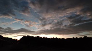 Sabahın erken saatlerine doğru çiftlikten bakarken gökyüzü konut alanından üstündür..  