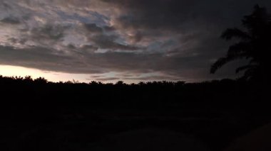 Sabahın erken saatlerine doğru çiftlikten bakarken gökyüzü konut alanından üstündür..  