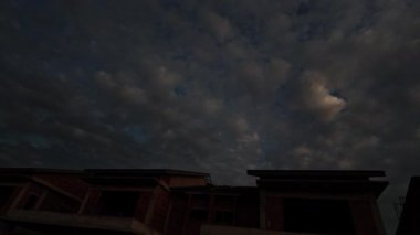 Sabahın erken saatlerine doğru çiftlikten bakarken gökyüzü konut alanından üstündür..  