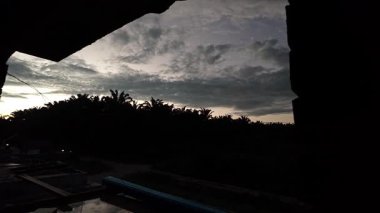 Sabahın erken saatlerine doğru çiftlikten bakarken gökyüzü konut alanından üstündür..  