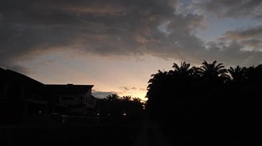 Sabahın erken saatlerine doğru çiftlikten bakarken gökyüzü konut alanından üstündür..  