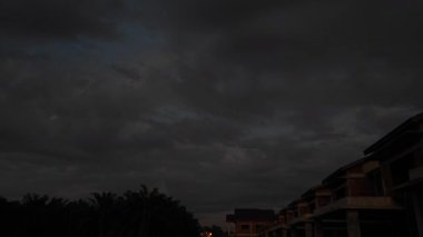 Sabahın erken saatlerine doğru çiftlikten bakarken gökyüzü konut alanından üstündür..  