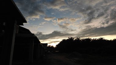 Sabahın erken saatlerine doğru gökyüzüne bakıyorum..  