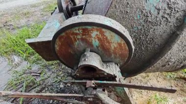 Paslı eski bir çark, şanzıman, bozuk beton karıştırıcı makinesinin vidası.. 