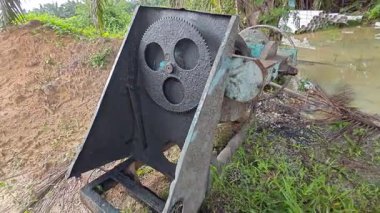 Paslı eski bir çark, şanzıman, bozuk beton karıştırıcı makinesinin vidası.. 
